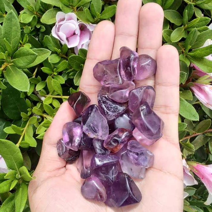 Pedra Ametista roxa - peças vibradas que vão de 10mm a 20mm, pesos que vão de 3/5 Gr.