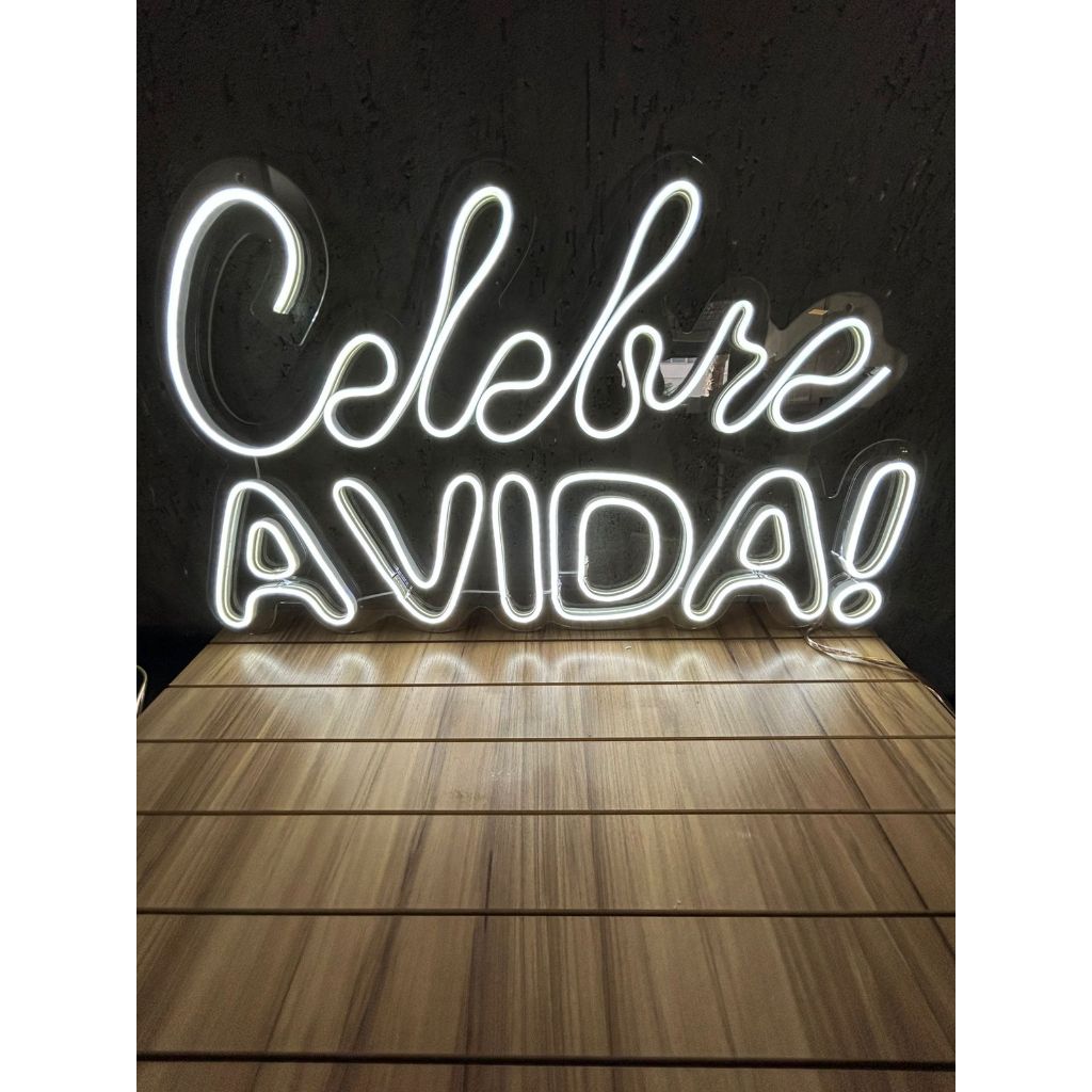 Placa Decorativa LED Neon "Celebre a Vida" 50x30cm em Oferta na Shopee