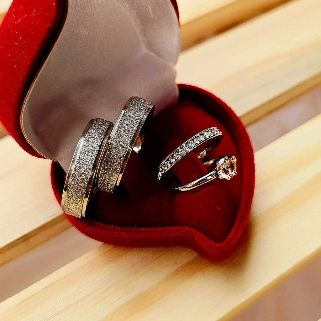 Par de aliança compromisso 6mm diamantada banhada a prata 925 + gravação + Solitário e aparador (COD-67)