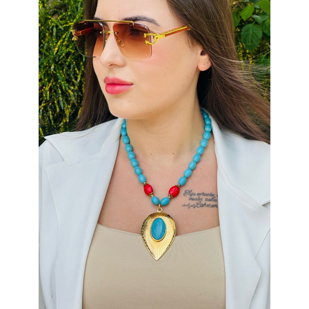 COLAR CURTO PEDRA NATURAL AZUL TURQUESA E VERMELHO COM PINGENTE DOURADO COM PEDRA CENTRAL AZUL
