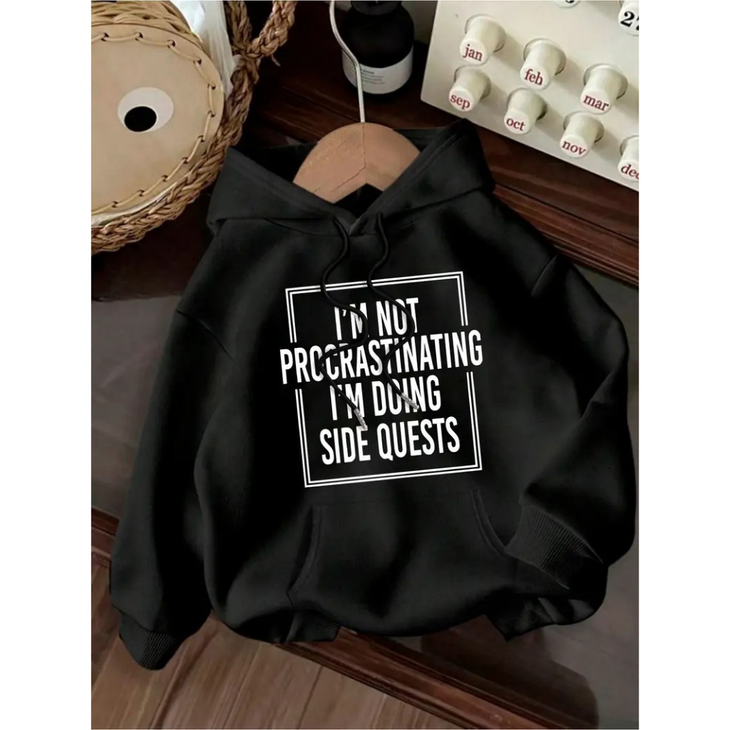 Moletom Unisex "Não Estou Procrastinando, Estou Fazendo Missões Laterais" - Preto com Letras Brancas, Moletom Casual com