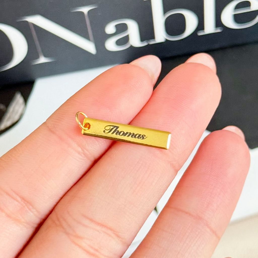 [ SEMI JOIA ] Pingente Personalizado Placa Escrita Frase Data Banhado a Ouro 18k Dia Namorados