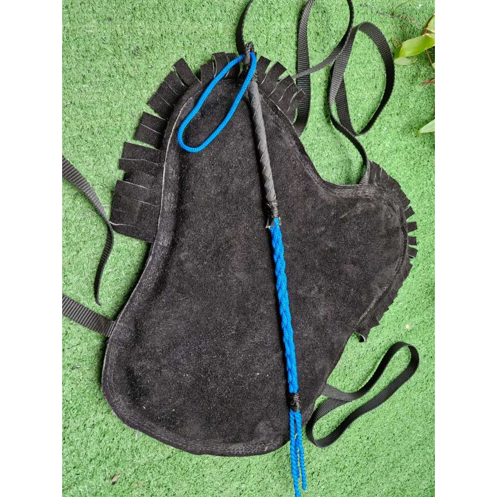 Conjunto para montaria confort bumbum feliz preto camurça + Tala chicote azul para cavalos