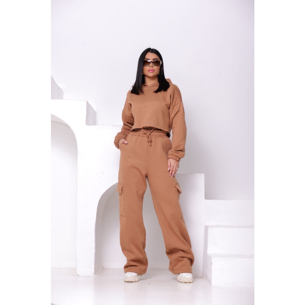 Conjunto moletom feminino estilo casual com blusa croped,capuz e calça com bolsos laterais.