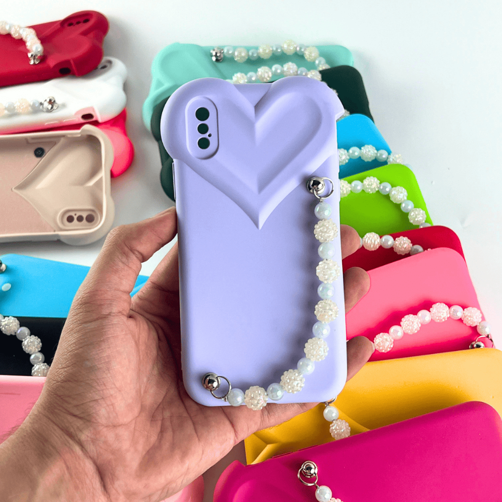 kit 50 capinhas iphone silicone com coração e alça de pérolas cores sortidas atacado