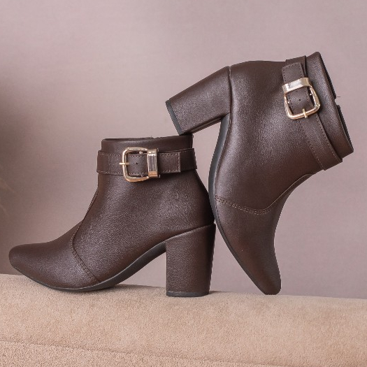 Botas de Bico Fino e Salto Grosso: Onde Comprar | BuscaProdutos