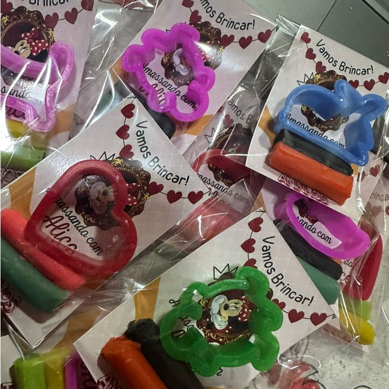 KIT personalizado Brincando de massinha com 2 mini massa e 1cortador com o nome e seu TEMA em Oferta na Shopee