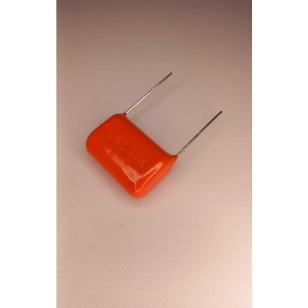 Capacitor Poliéster 3M3 × 250V