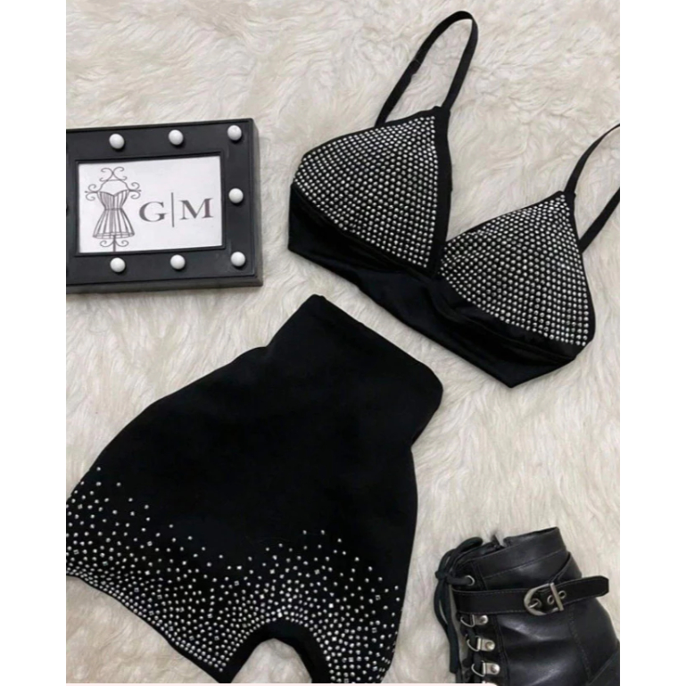 conjunto cropped e saia pedraria com fenda