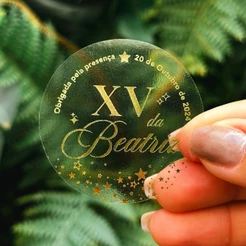Adesivo Lembrancinha 15 anos 5x5cm Adesivo Transparente e Dourado com Nome + XV + Data Adesivo Aniversário