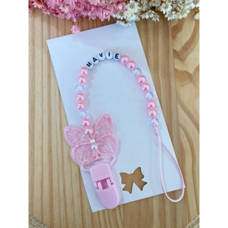 Prendedor de chupeta personalizado com nome tema infantil menina borboleta em Oferta na Shopee