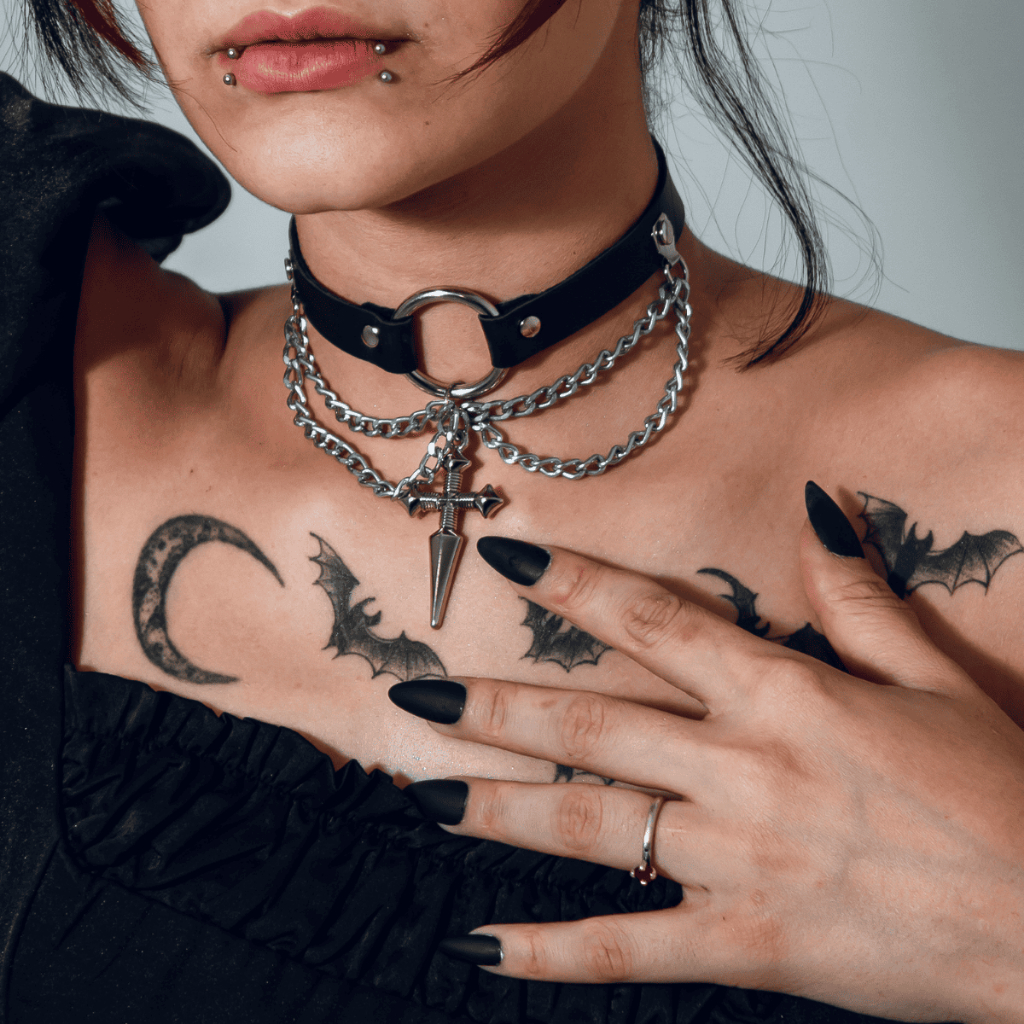 Choker Gótica Correntes Cruz Pingente Adaga Espada Argola Couro Sintético Dark Gargantilha Alternativo Rock