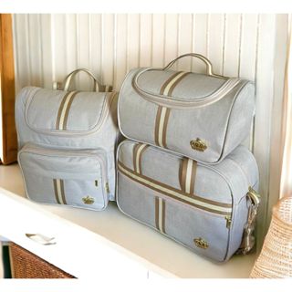 Kit Classic Bege Bolsas Maternidade Com Mochila Saida, Bolsa média e Necessaire em Oferta na Shopee