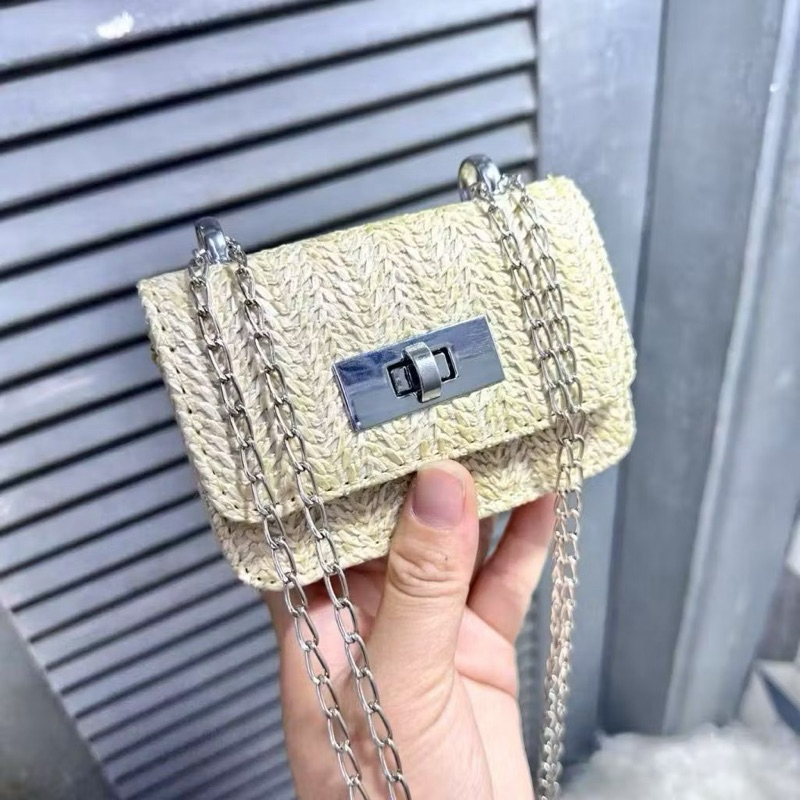 Bolsa Feminina Tiracolo Transversal Estilo Palha com Corrente Fecho Metálico Elegante