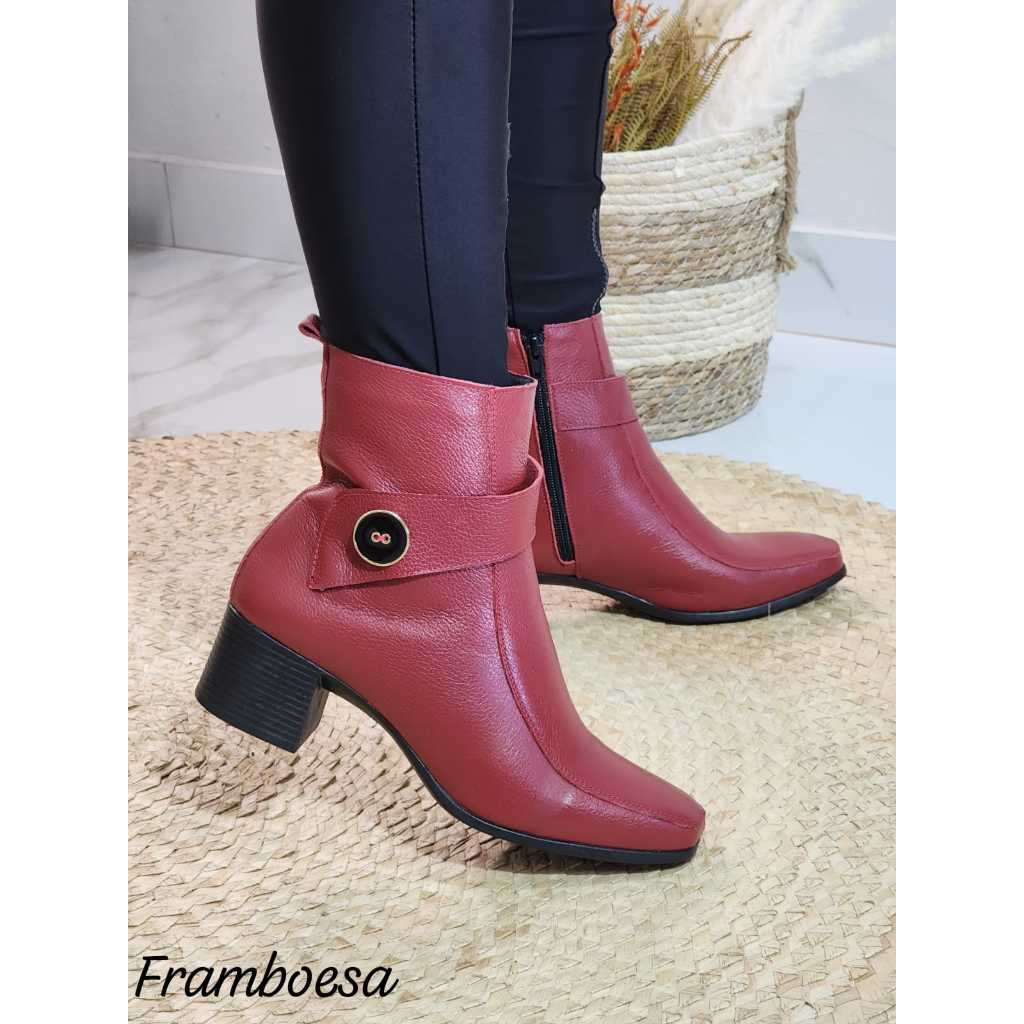 BOTA EM COURO LEGÍTIMO GLAMUROSA LUXUOSA DA MODA COM UM LINDO BOTÃO NA LATERAL BICO QUADRADO SUPER CONFORTÁVEL em Oferta na Shopee
