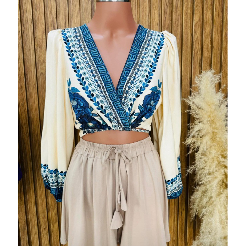 Cropped feminino pompom estampado azul floral inspiração farm