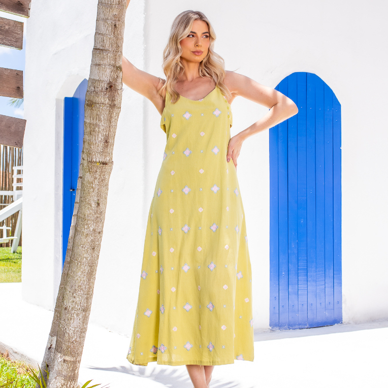 Vestido Feminino Midi em Cambraia de Algodão Bordada com Decote Lateral Regata com Alças Verão