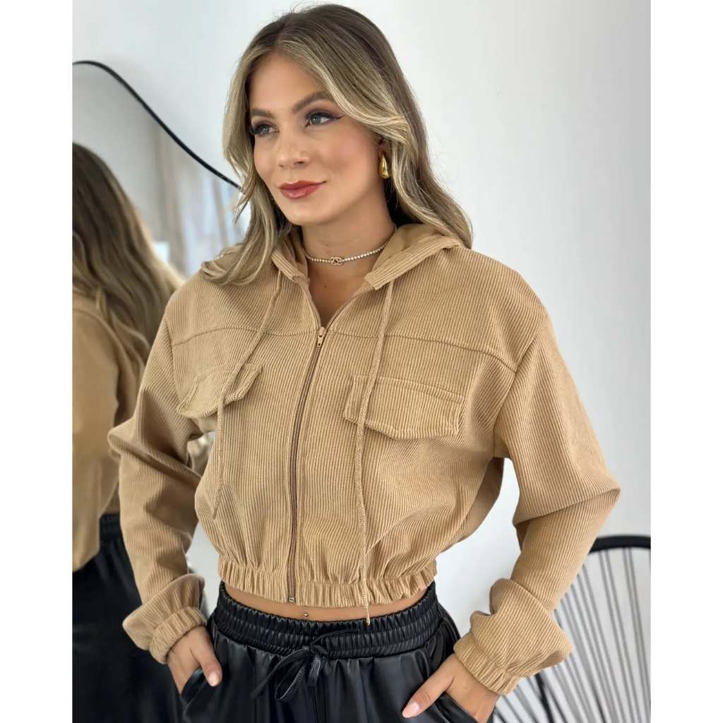 Casaco Feminino Cropped de Veludo Look para Outono e Inverno com capuz e zíper