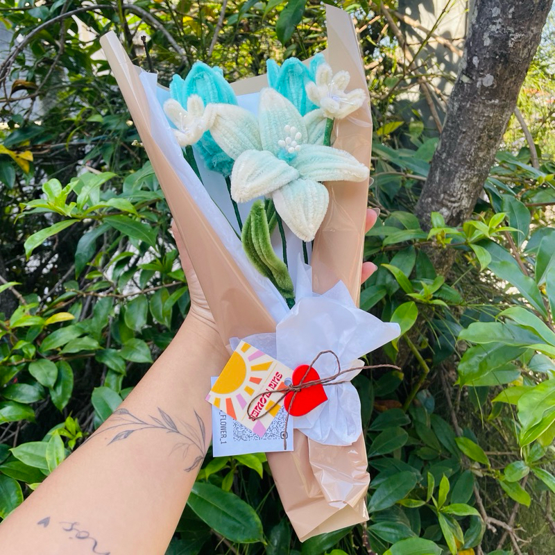 Buquê flores lírios casal namorados presente em Oferta na Shopee