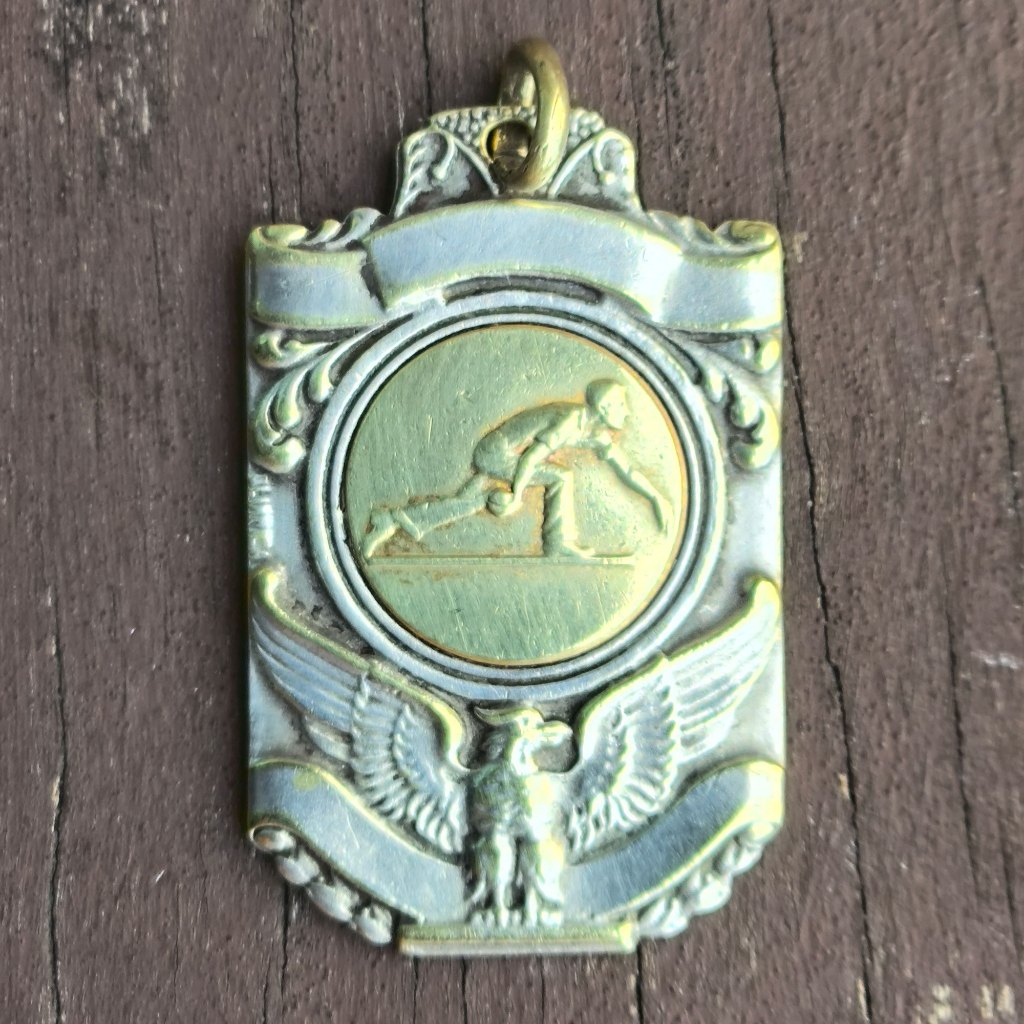 Antiga medalha de Bocha da década de 1950 - linda!