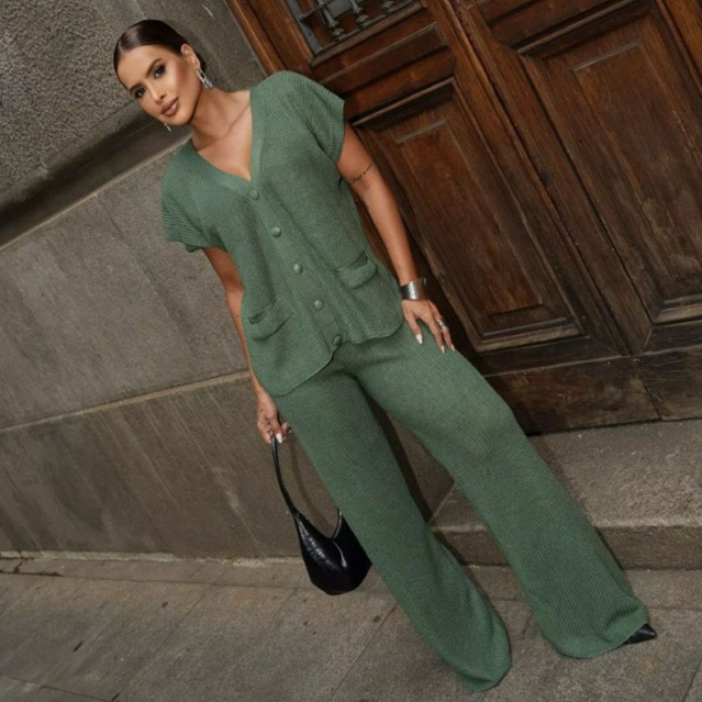 Conjunto Feminino em Tricô com Calça Pantalona Forrada E Blusa Com Botões