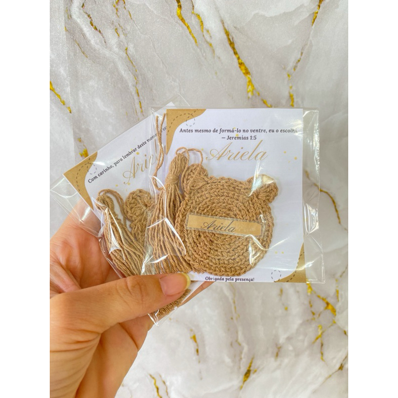 kit chaveiro urso de crochê + teg personalizada lembrancinha mimo chá de bebê revelação