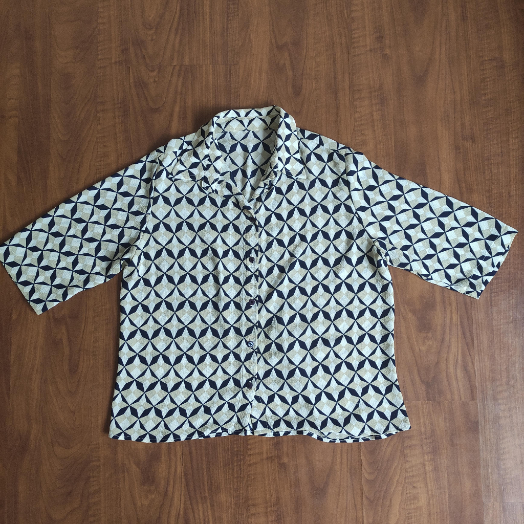 Camisa manga 3/4 viscose tecido fino e leve, estampa bege e azul marinho - M