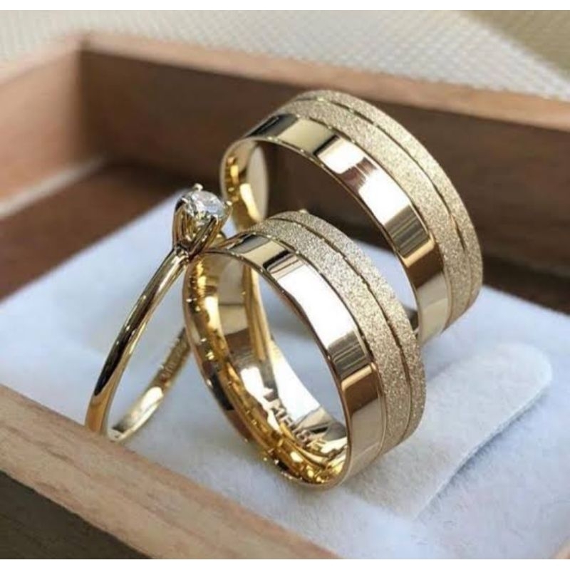 PAR ALIANÇA TUNGSTÊNIO BANHADA A OURO 18 K 8MM + SOLITÁRIO E CAIXINHA