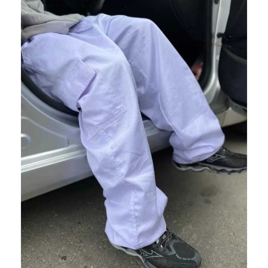 calça cargo sarja branca possui 5 bolsos e regulagem na cintura