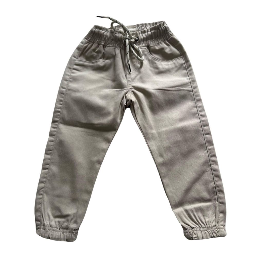 CALÇA JEANS MACULINA BEBÊ JOGGER SARJA AREIA COM ILHOS ELASTICO E CORDÃO NO COS