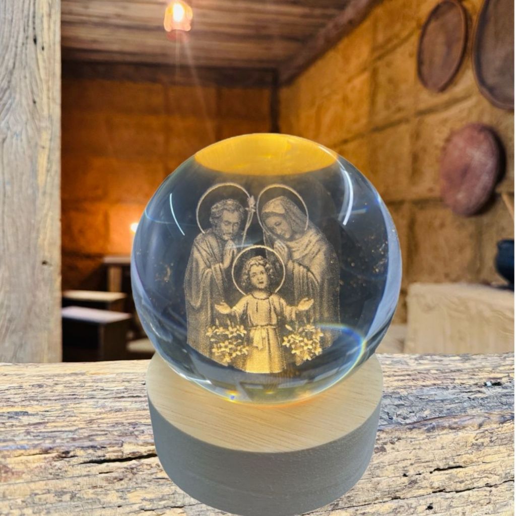 Luminária Mesa Bola de Cristal Catolica Base Madeira Familia Bivolt com Luz LED 3d Decorativa