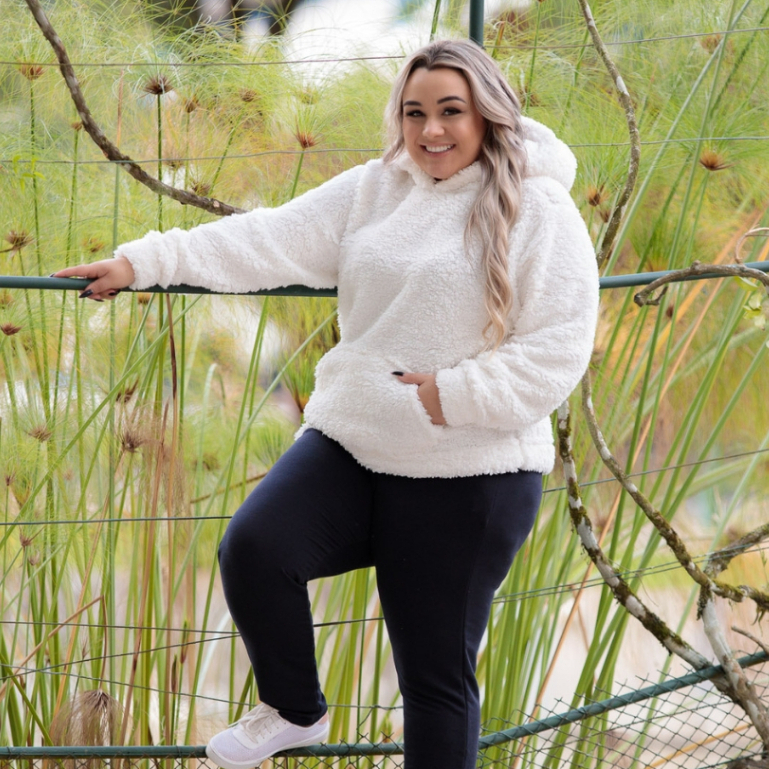 Casaco Feminino Plus Size Teddy Com Capuz em Sherpa Confortável