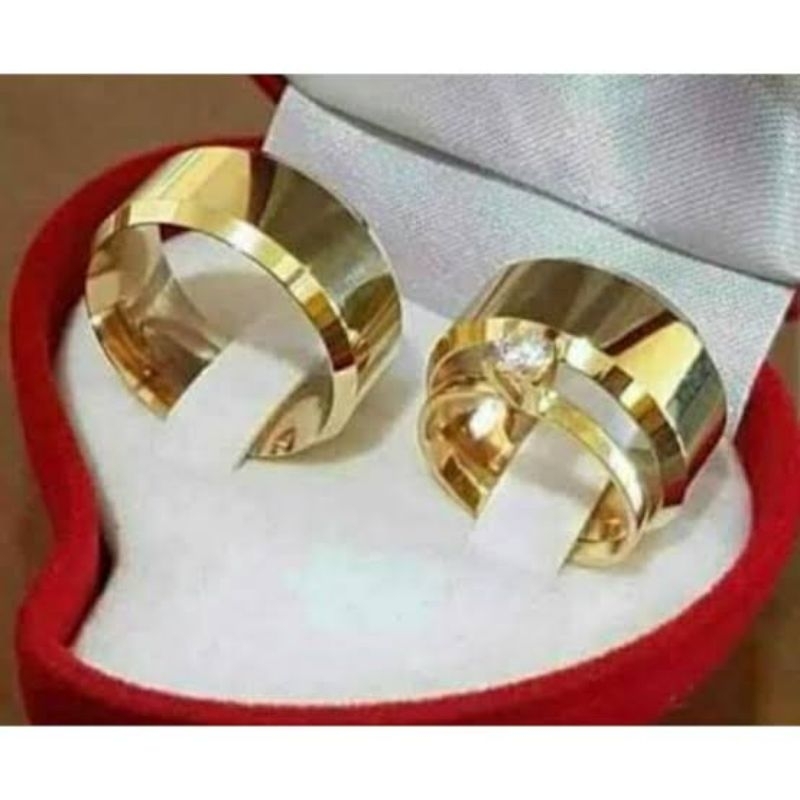 PAR ALIANÇA TUNGSTÊNIO BANHADA OURO 18K 6MM CHANFRADA + SOLITÁRIO E CAIXINHA