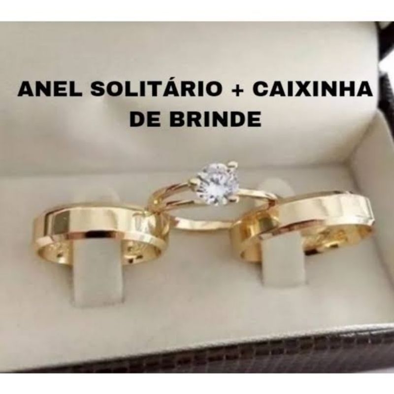 PAR ALIANÇA TUNGSTÊNIO CHANFRADA BANHADA A OURO 18 K + SOLITÁRIO E CAIXINHA