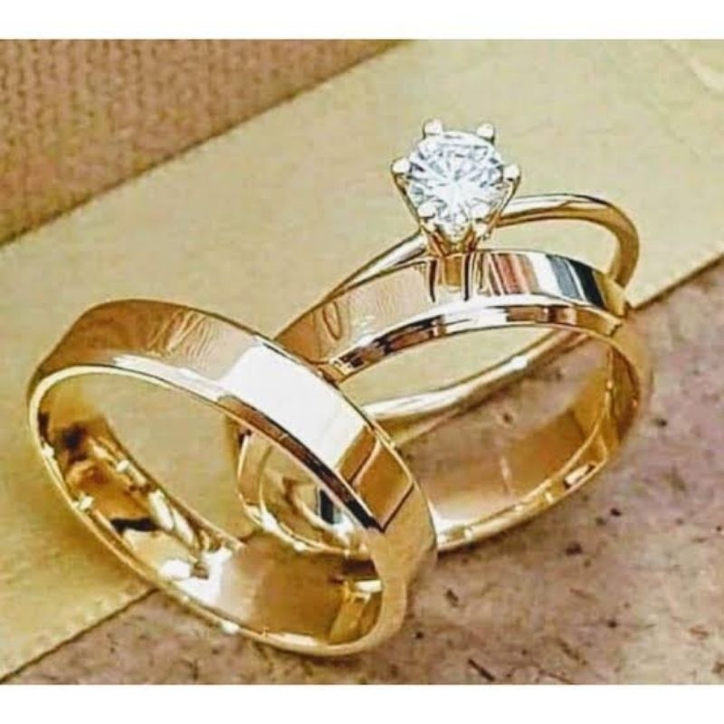 PAR ALIANÇA TUNGSTÊNIO 4mm CHANFRADA BANHADA A OURO 18 K + SOLITÁRIO E CAIXINHA