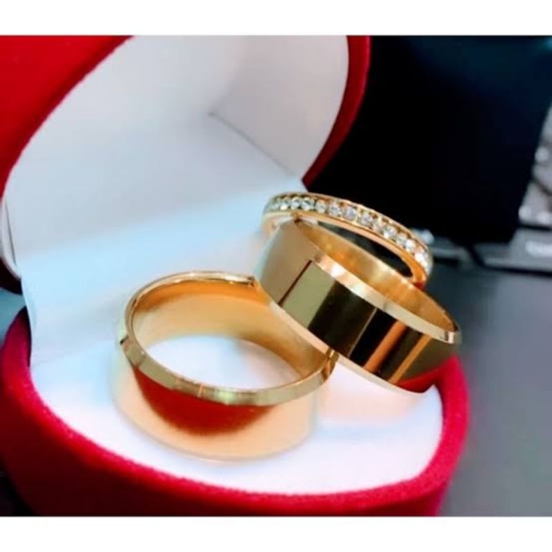PAR ALIANÇAS TUNGSTÊNIO CHANFRADA 8MM COM APARADOR BANHADA A OURO + CAIXINHA