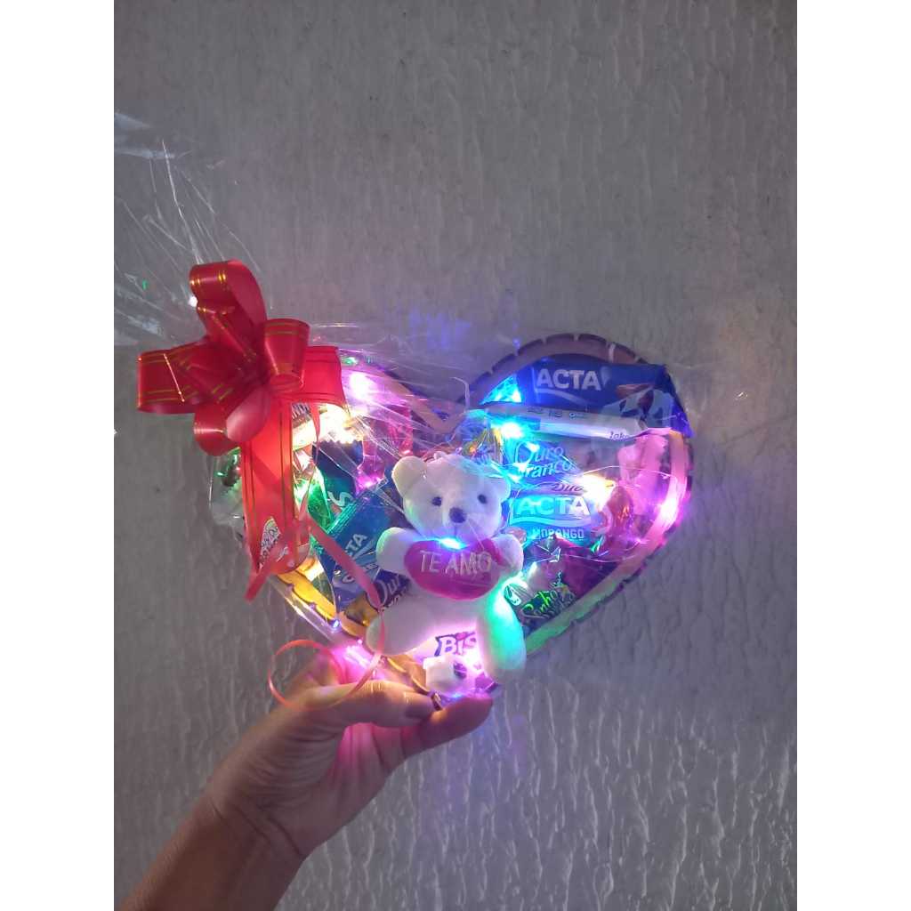 Chocolate Cesta Coração:  Aniversário, Amigo(a) , Namorada(o) , com pisca-pisca de Led colorido.