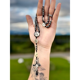 Terço ,colar da Fé em Hematita com Crucifixo e acabamento em resina. em Oferta na Shopee
