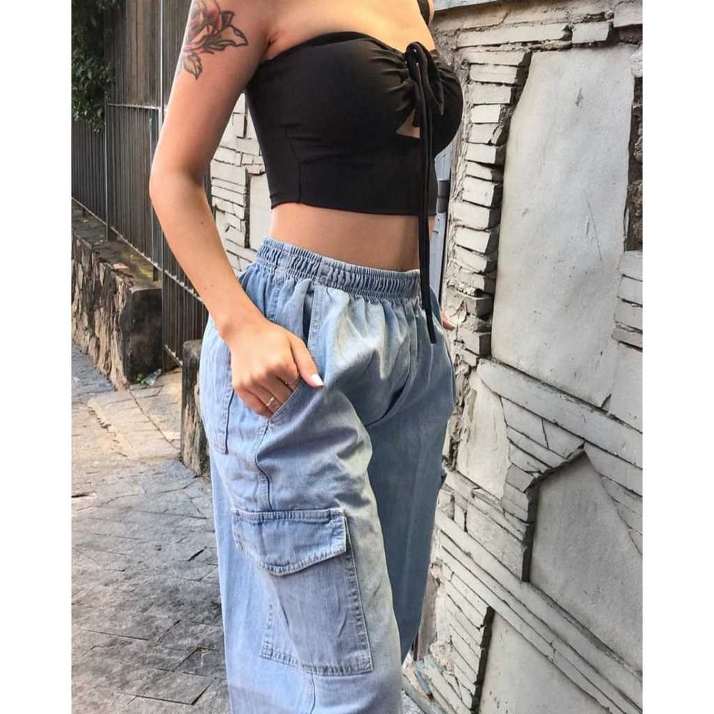 CALÇA CARGO FEMENINA JEANS CLARO COM ELASTICO E CORDÃO PARA REGULAGEM ESTILO SKATISTA