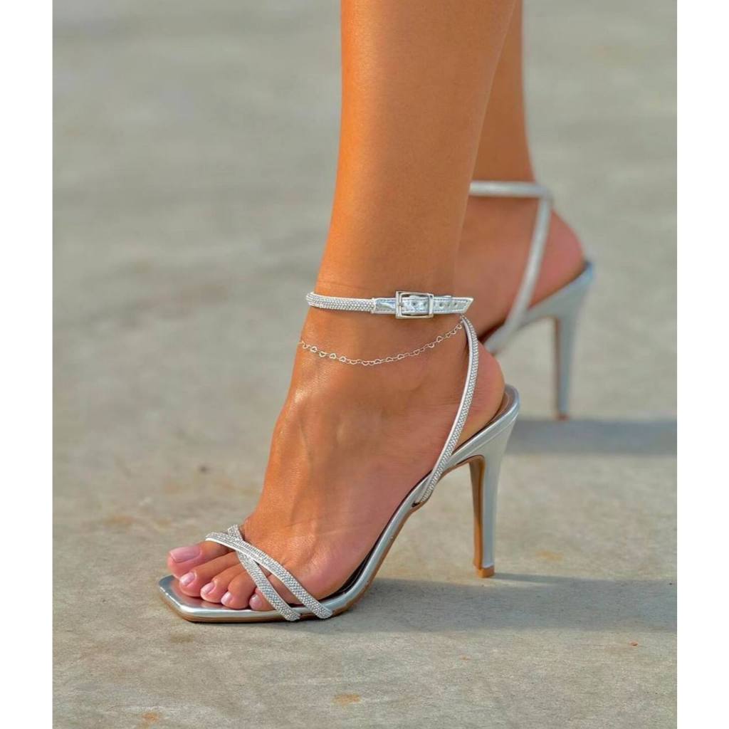 💎 SANDÁLIA GLAM SILVER – PARA BRILHAR COM CLASSE! 💎  Elegância em cada passo. Sofisticação em cada detalhe. em Oferta na Shopee