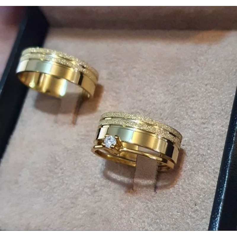 PAR ALIANÇAS BANHADAS A OURO CASAMENTO NOIVADO COMPROMISSO + SOLITÁRIO E CAIXINHA