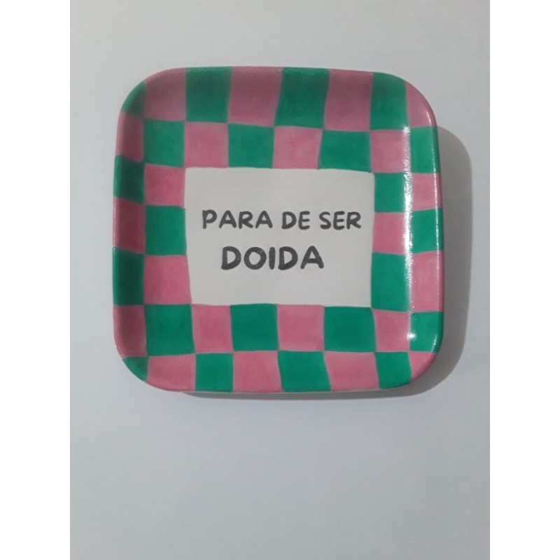 Mini prato decorativo para pendurar na parede com frase  Para de ser Doida