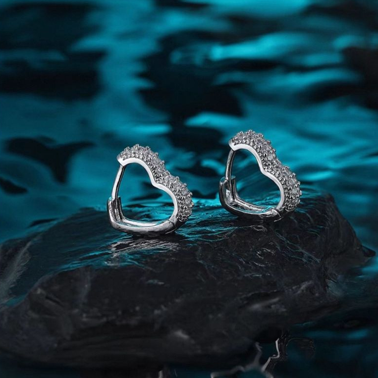 Brincos de zircônia em forma de coração para mulheres, brincos de design de nicho de luxo, brincos de alta qualidade em Oferta na Shopee
