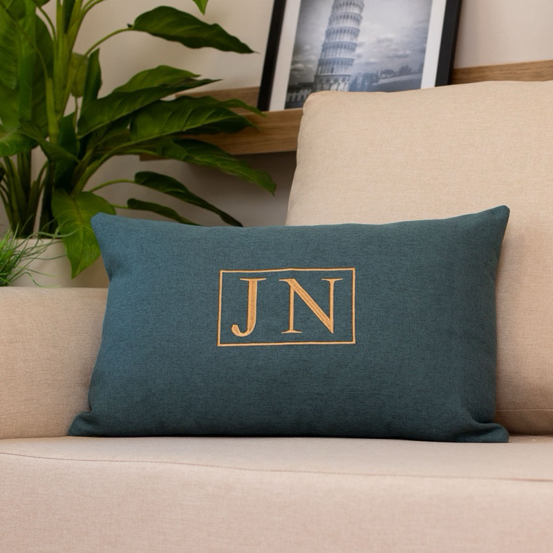 Almofada Personalizada Bordada Inicial Casal Cama Posta 50x30cm Com Enchimento