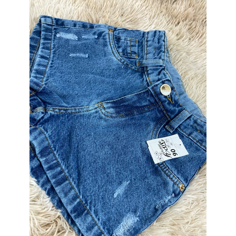 shorts jeans infantil e juvenil, com puído.