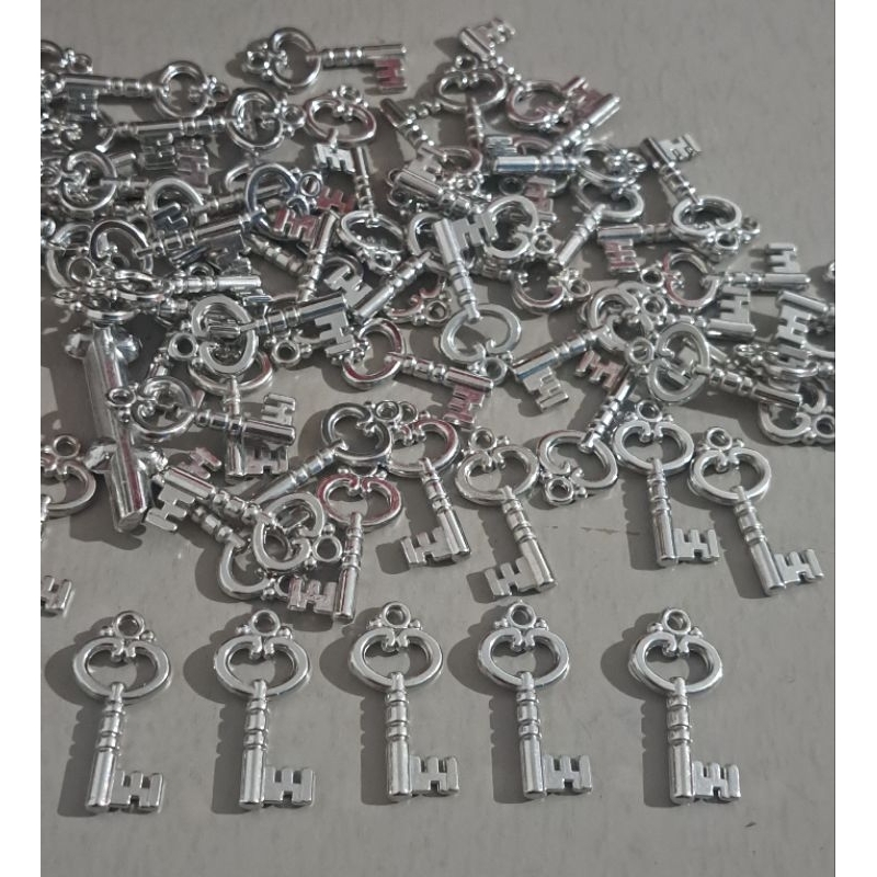 Chaves prata em ABS 25 mm miçangas 30/ 50/100 unidades em Oferta na Shopee