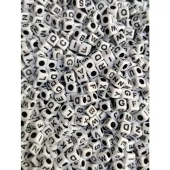 Miçanga Quadrado Letras Branca com Preta - 6mm - 400 pçs