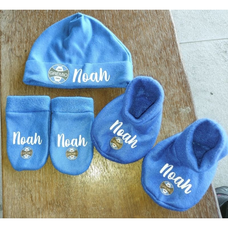 kit bebê do gremio em soft, personalizado com nome. acompanha touca, luva e sapatinho.