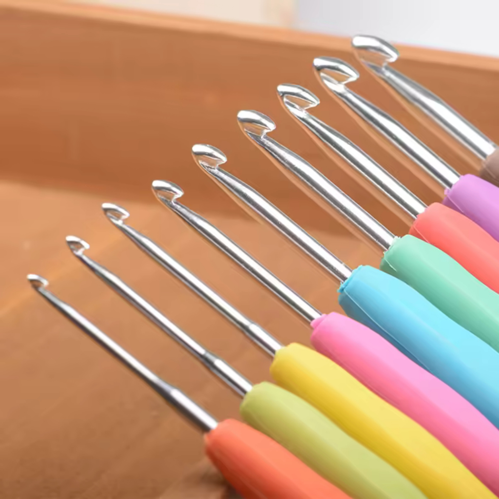 Kit 9 Agulhas Soft de Crochê Peças 2.0 a 6.0mm Cabo Emborrachado Ergonômico Colorido Arte