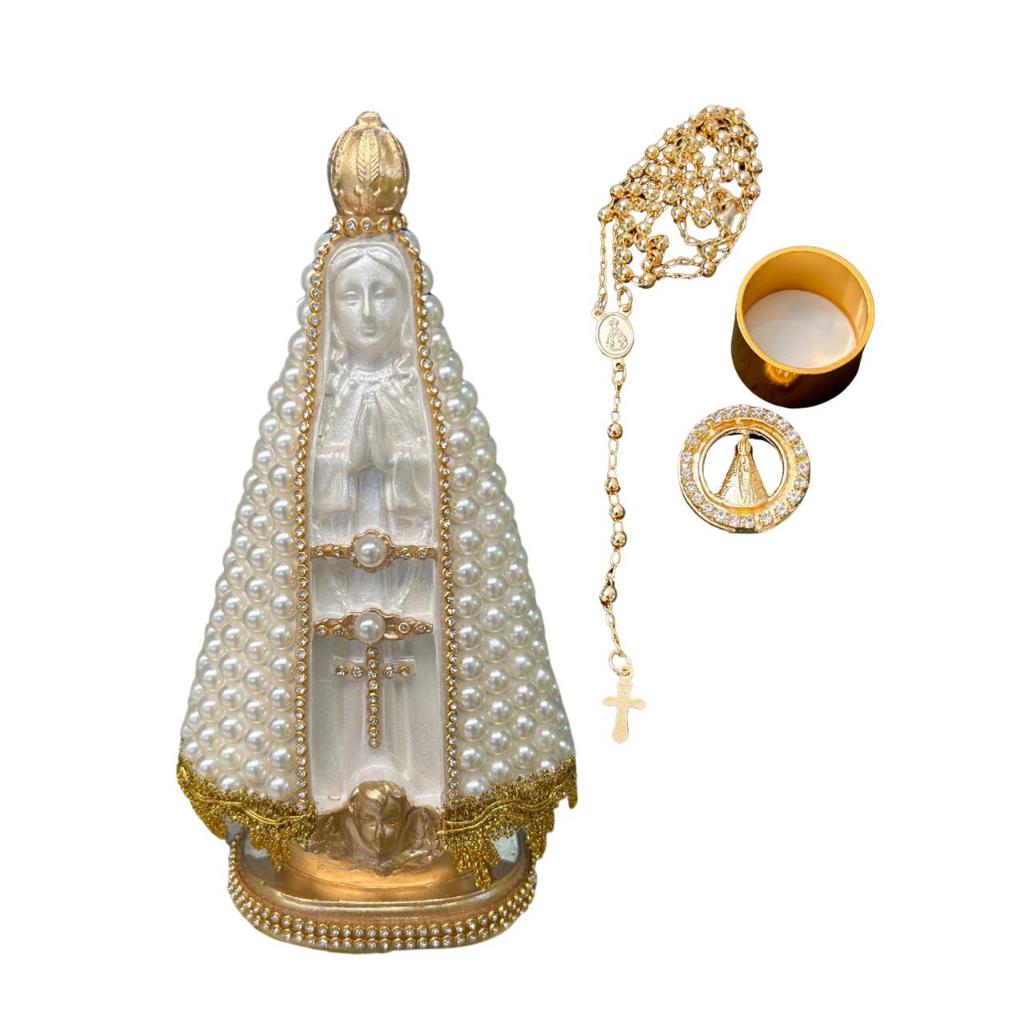 IMAGEM NOSSA SENHORA APARECIDA PEROLA BEGE CENTRO PEROLADO + TERÇO DOURADO RELICÁRIO